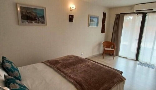 Comfort Room, Pool View