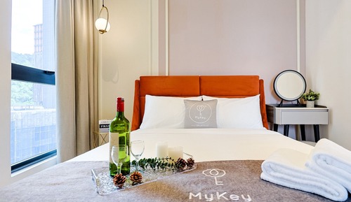 The Grand Curve Suites