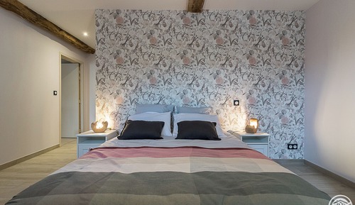 Chambre Marie, 1 grand lit, douche accessible en fauteuil roulant, non-fumeurs