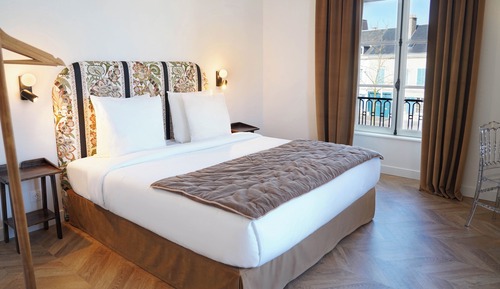 Deluxe Suite, City View