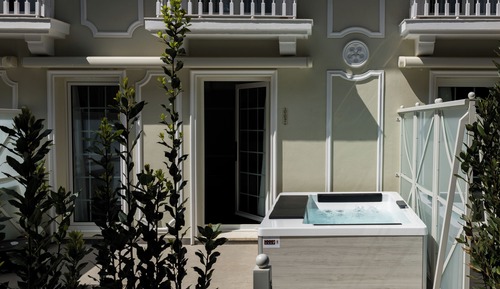 Deluxe Room, large bed or two twin beds, with jacuzzi in terrace