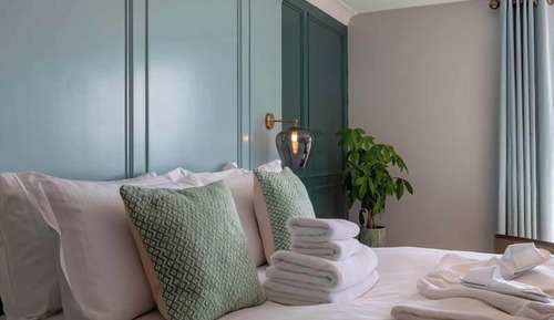 Coast suite with roll top bath