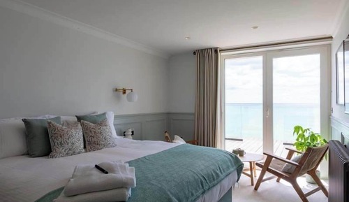 Coastal deluxe with roll top bath