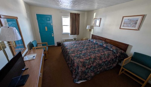 Basic Room, 1 King Bed