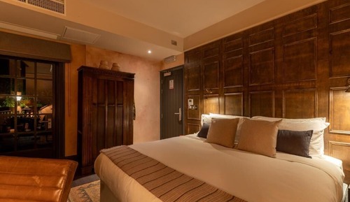 Studio Suite, City View