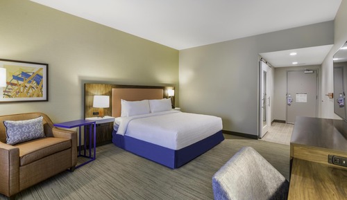 Suite, 1 King Bed, Hearing Accessible