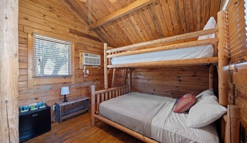 Basic Cabin [4] Multiple Beds, Shared Bathhouse