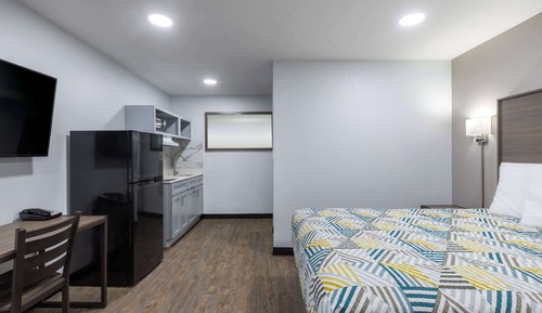 Standard Room, 1 Queen Bed, Smoking, Kitchenette