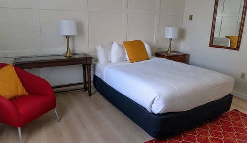 Standard Room, 1 Queen Bed, Non Smoking, Private Bathroom