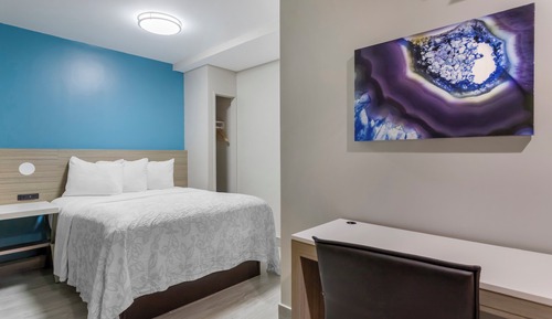 Standard Room, 1 Queen Bed, Accessible (Roll-In Shower, Smoke Free)