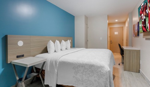 Standard Room, 1 King Bed (Smoke Free)