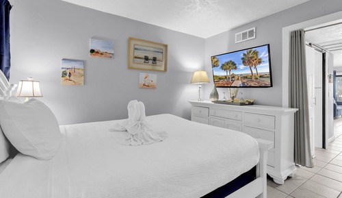 Romantic Condo, 1 Queen Bed with Sofa bed, Balcony, Pool View