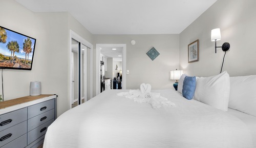 Classic Condo, 1 King Bed with Sofa bed, Hot Tub, Partial Ocean View