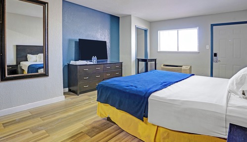Room, 1 King Bed, Smoking