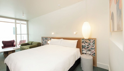 Deluxe King with Free Parking, Wifi, Welcome Drink, Minibar