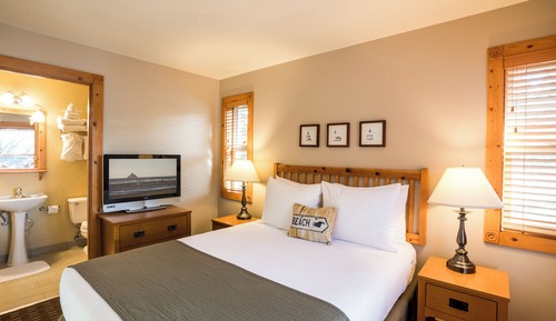 Queen Suite with Sofabed, 2nd Floor, Kitchenette, Pets Allowed with fee