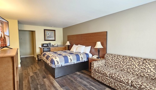 One King Deluxe with Sofa bed No Pets