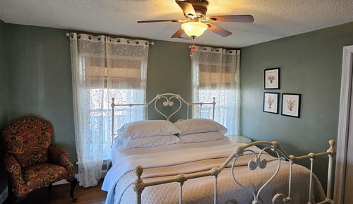 Room, 1 King Bed, Shared Bathroom