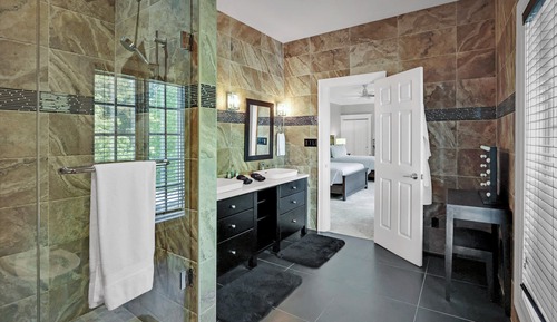 East Suite, Lake View