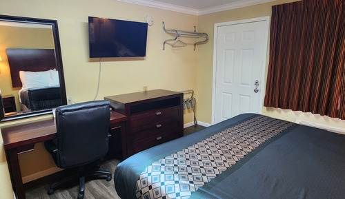 Deluxe Room, 1 King Bed, Non Smoking, Refrigerator & Microwave