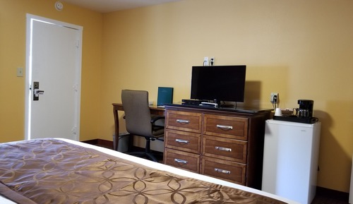 Deluxe Room, 1 King Bed, Refrigerator & Microwave