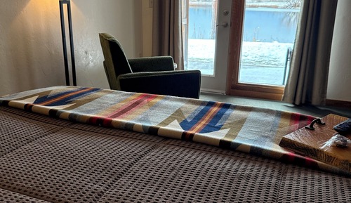 Deluxe Room, 1 King Bed, Patio, Mountain View (Non-Smoking)