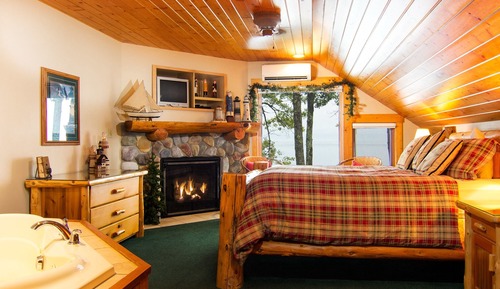 Log Home Lakeside Suite
