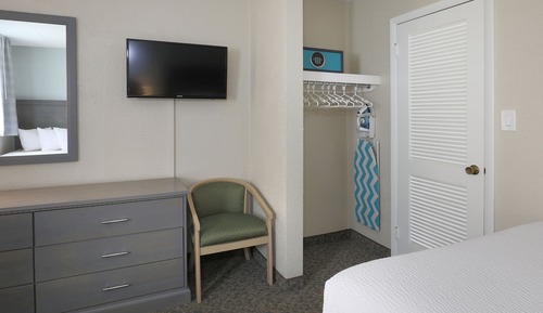 Suite, 1 King Bed with Sofa bed, Pool View