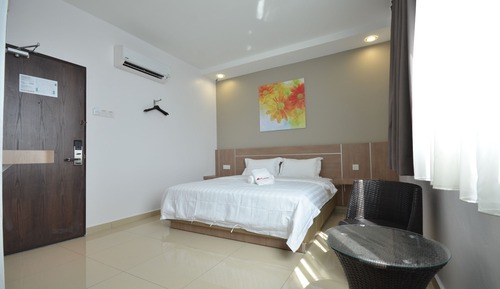 Deluxe Double Room (1) with window