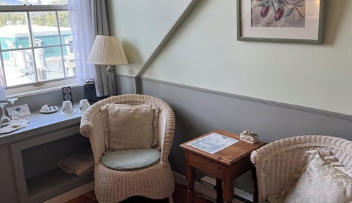 Classic Double Room, 1 Queen Bed, Partial Lake View