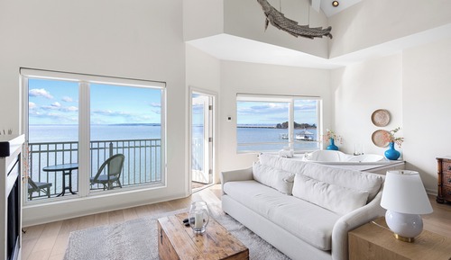 Luxury Suite, 1 King Bed, Fireplace, Bay View (Jacuzzi NO.9)
