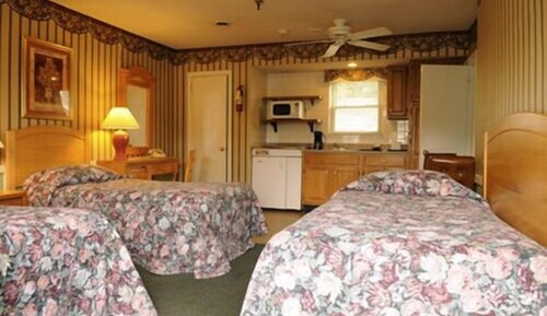 Room, 3 Single Beds, Kitchen