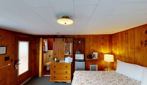 Economy Studio, 1 King Bed (Cottage 12 or 14)