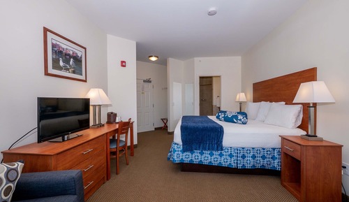 Deluxe Studio, 1 King Bed, Non Smoking, Balcony