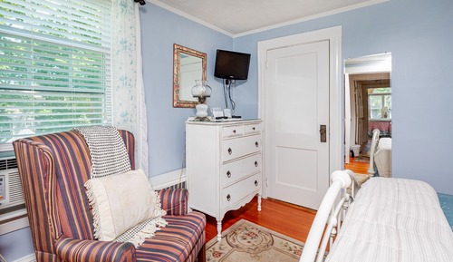 Orchid Room, Shared Bathroom