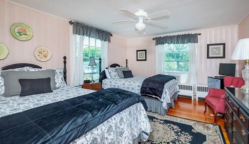 Magnolia Room, Shared Bathroom