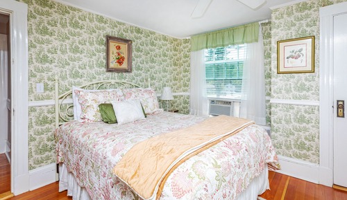 Iris Room, Jetted Tub