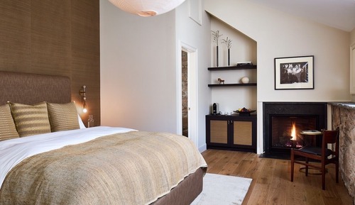 Deluxe Room w/Fire Place & Soaking Tub