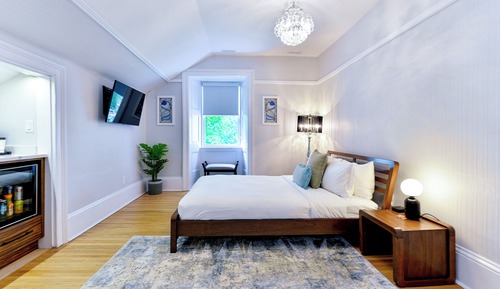 Deluxe Double Room, 1 Queen Bed, Private Bathroom, Courtyard View