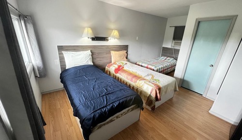 Economy Room, Lake View