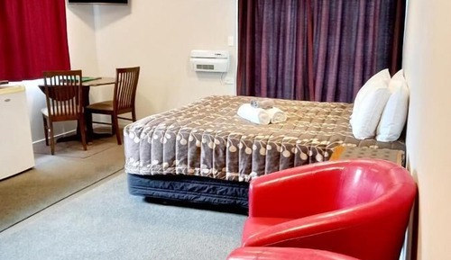 Deluxe Studio, 1 King Bed, Mobility Accessible