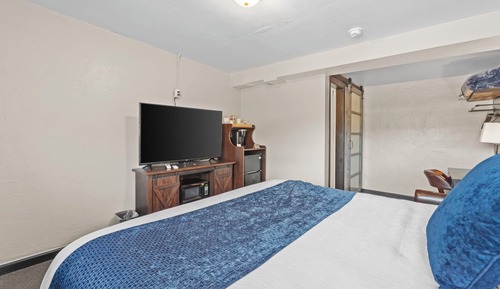 Deluxe Room, 1 King Bed, Sauna, Mountain View