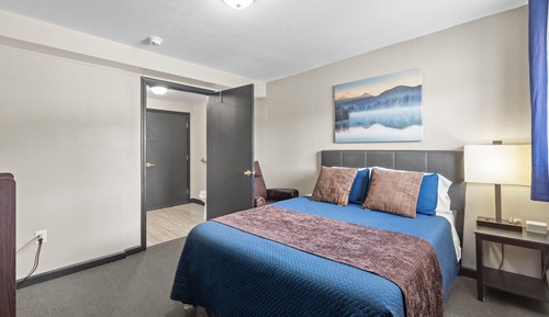 Comfort Room, 1 Queen Bed, Sauna, Mountain View