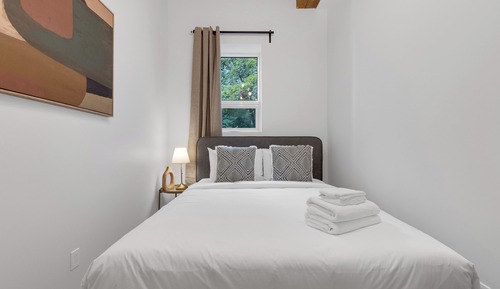Classic Room, 1 Queen Bed, Non Smoking (Shared Bathroom)
