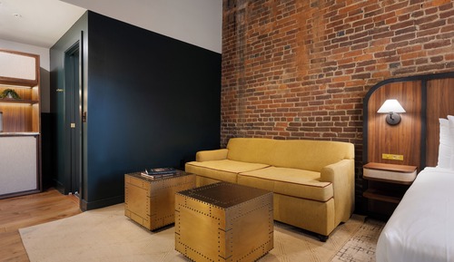 Standard Studio Suite, Roll-in Shower