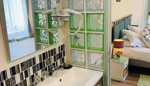 Comfort Room, Garden View