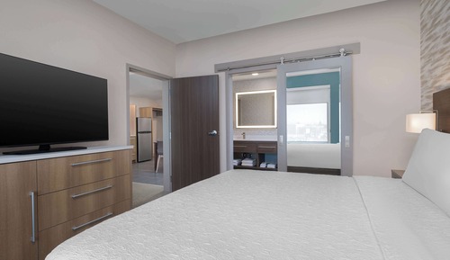 Suite, 1 King Bed (Hearing)