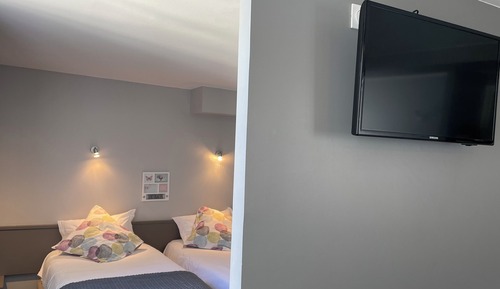 Classic Triple Room, City View