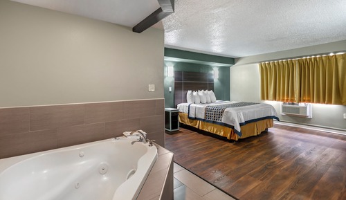 Deluxe Room, 1 King Bed, Smoking, Jetted Tub