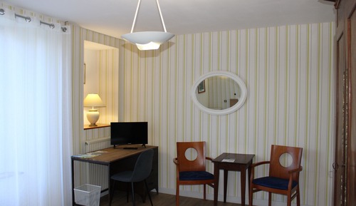 Premium Double Room, Private Bathroom, Garden View (Omaha Beach)